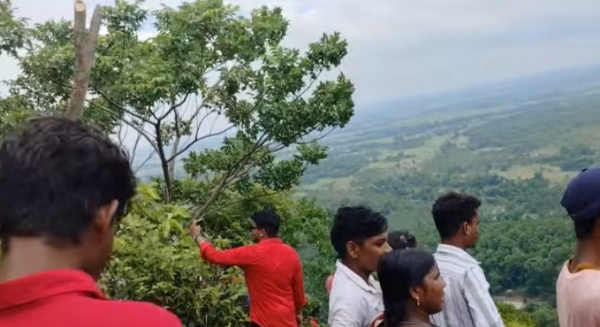 बेलपहाड़ी कानाईसोर पहाड़ पूजा की छवि बेलपहाड़ी कानाईसोर पहाड़ पूजा की छवि