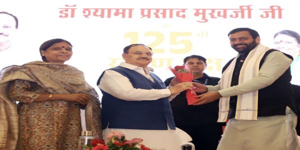 हरियाणा के मुख्यमंत्री नायब सैनी केंद्रीय मंत्री जेपी नड्डा का स्वागत करते हुए हरियाणा के मुख्यमंत्री नायब सैनी केंद्रीय मंत्री जेपी नड्डा का स्वागत करते हुए