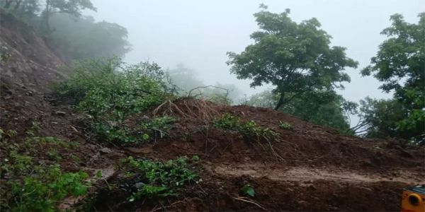 फोटो: पुणे में जमीन धसकने की घटना के बाद राहत और बचाव कार्य जारी फोटो: पुणे में जमीन धसकने की घटना के बाद राहत और बचाव कार्य जारी