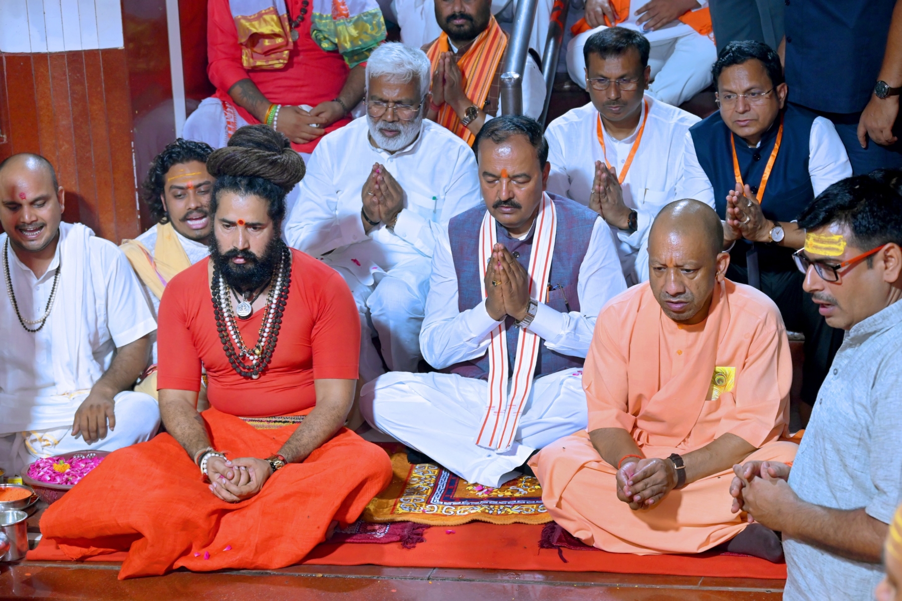 डॉ. श्यामा प्रसाद मुखर्जी का पूरा जीवन राष्ट्र की एकता और अखंडता के लिए समर्पित रहा। उन्होंने एक देश में दो प्रधान, दो विधान और दो निशान के विरोध में अपना सर्वोच्च बलिदान दिया। वहीं अटल बिहारी वाजपेयी ने सार्वजनिक जीवन में राजनीतिक शुचिता और सुशासन का आदर्श प्रस्तुत किया। उन्होंने कहा कि अशोक सिंघल ने राम जन्मभूमि आंदोलन के माध्यम से देश में सांस्कृतिक चेतना का व्यापक जागरण किया और अपना पूरा जीवन राष्ट्र व सनातन परंपरा के लिए समर्पित कर दिया। मुख्यमंत्री ने कहा कि प्रधानमंत्री नरेंद्र मोदी के नेतृत्व में **विकास भी और विरासत भी** के मंत्र पर कार्य किया जा रहा है। प्रयागराज में प्रेरणा स्थल का निर्माण इसी सोच का परिणाम है, जिससे नई पीढ़ी महापुरुषों के जीवन, विचारों और राष्ट्र निर्माण में उनके योगदान से प्रेरणा ले सकेगी। डॉ. श्यामा प्रसाद मुखर्जी का पूरा जीवन राष्ट्र की एकता और अखंडता के लिए समर्पित रहा। उन्होंने एक देश में दो प्रधान, दो विधान और दो निशान के विरोध में अपना सर्वोच्च बलिदान दिया। वहीं अटल बिहारी वाजपेयी ने सार्वजनिक जीवन में राजनीतिक शुचिता और सुशासन का आदर्श प्रस्तुत किया। उन्होंने कहा कि अशोक सिंघल ने राम जन्मभूमि आंदोलन के माध्यम से देश में सांस्कृतिक चेतना का व्यापक जागरण किया और अपना पूरा जीवन राष्ट्र व सनातन परंपरा के लिए समर्पित कर दिया। मुख्यमंत्री ने कहा कि प्रधानमंत्री नरेंद्र मोदी के नेतृत्व में **विकास भी और विरासत भी** के मंत्र पर कार्य किया जा रहा है। प्रयागराज में प्रेरणा स्थल का निर्माण इसी सोच का परिणाम है, जिससे नई पीढ़ी महापुरुषों के जीवन, विचारों और राष्ट्र निर्माण में उनके योगदान से प्रेरणा ले सकेगी।