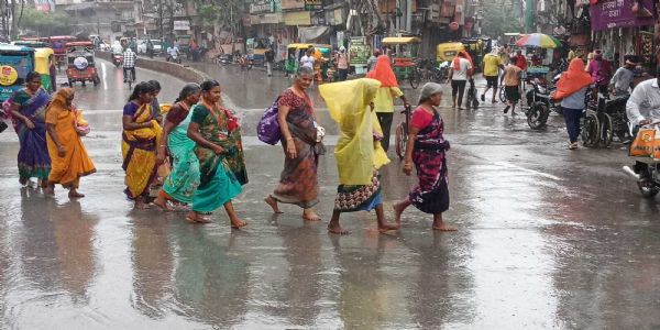 मानसून की पहली दस्तक में ही वाराणसी में जलभराव, कचहरी पर भी जूझते दिखे अधिवक्ता