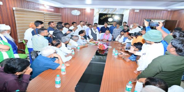 शौर्य चक्र विजेता को स्वास्थ्य मंत्री ने किया सम्मानित