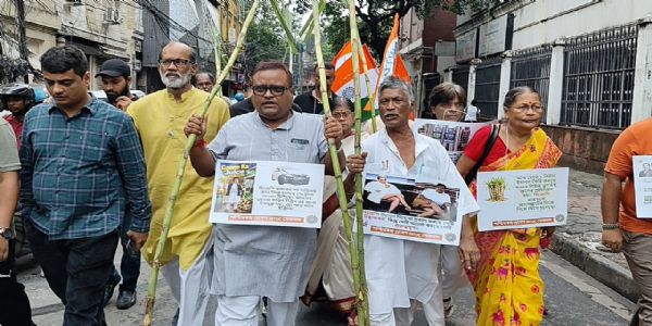 इथेनॉल ब्लेंडेड ईंधन नीति के खिलाफ पश्चिम बंगाल आइएनटीयूसी सेवा दल का कोलकाता में प्रदर्शन