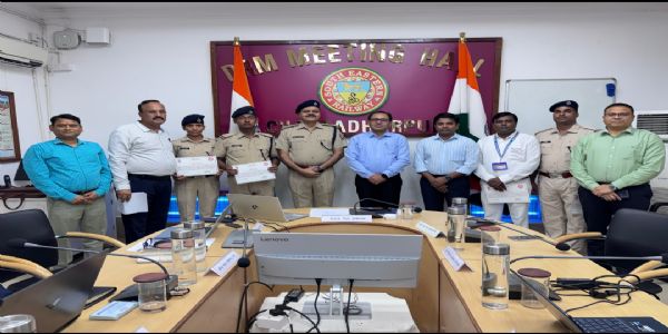 महिला की सुरक्षित डिलीवरी करानेवाले कर्मियों को डीआरएम ने किया सम्मानित