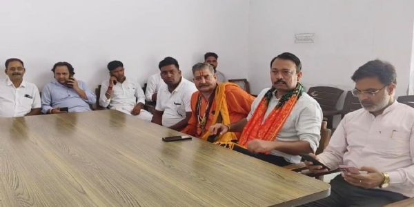 मंडलायुक्त के सामने पेश हुए निलंबित पीसीएस, बोले- इस्तीफा स्वीकार करो या कोर्ट में होगी लड़ाई