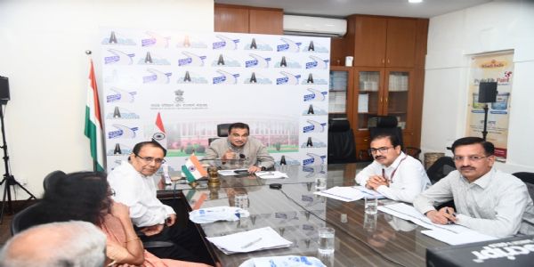 नई दिल्ली में एनएचएलएमएल की समीक्षा बैठक की अध्यक्षता करते केंद्रीय सड़क परिवहन एवं राजमार्ग मंत्री नितिन गडकरी। नई दिल्ली में एनएचएलएमएल की समीक्षा बैठक की अध्यक्षता करते केंद्रीय सड़क परिवहन एवं राजमार्ग मंत्री नितिन गडकरी।