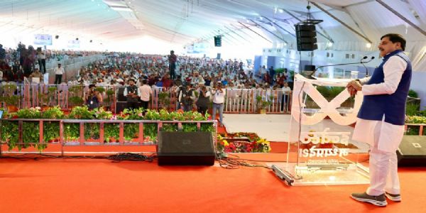 डॉ. श्यामा प्रसाद मुखर्जी स्मार्ट औद्योगिक क्षेत्र के भूमि- पूजन कार्यक्रम को संबोधित करते हुए मुख्यमंत्री डॉ. मोहन यादव डॉ. श्यामा प्रसाद मुखर्जी स्मार्ट औद्योगिक क्षेत्र के भूमि- पूजन कार्यक्रम को संबोधित करते हुए मुख्यमंत्री डॉ. मोहन यादव
