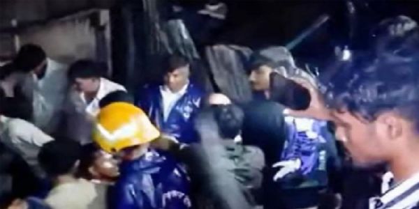 फोटो: मानखुर्द में निर्माणाधीन मकान गिरने बाद राहत बचाव कर रही पुलिस फोटो: मानखुर्द में निर्माणाधीन मकान गिरने बाद राहत बचाव कर रही पुलिस