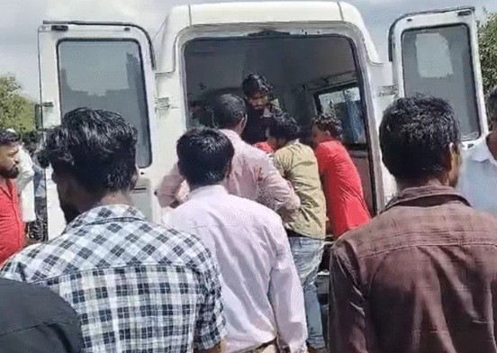 घायलों को एंबुलेंस से अस्पताल ले जाते हुए घायलों को एंबुलेंस से अस्पताल ले जाते हुए