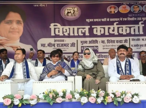 मंच की फ़ोटो मंच की फ़ोटो