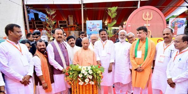 मुख्यमंत्री योगी आदित्यनाथ मूर्तियों का अनावरण करते हुए और अन्य पदाधिकारियों का छाया चित्र मुख्यमंत्री योगी आदित्यनाथ मूर्तियों का अनावरण करते हुए और अन्य पदाधिकारियों का छाया चित्र