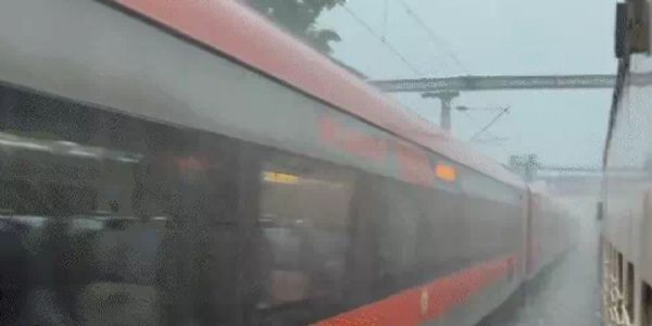 मुंबई के रेलवे लाइन पर भरा बारिश का पानी