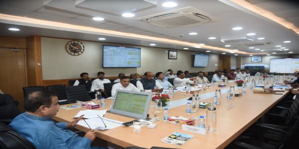 नई दिल्ली में तेलंगाना की राष्ट्रीय राजमार्ग परियोजनाओं की प्रगति की समीक्षा बैठक की अध्यक्षता करते केंद्रीय मंत्री नितिन गडकरी। नई दिल्ली में तेलंगाना की राष्ट्रीय राजमार्ग परियोजनाओं की प्रगति की समीक्षा बैठक की अध्यक्षता करते केंद्रीय मंत्री नितिन गडकरी।