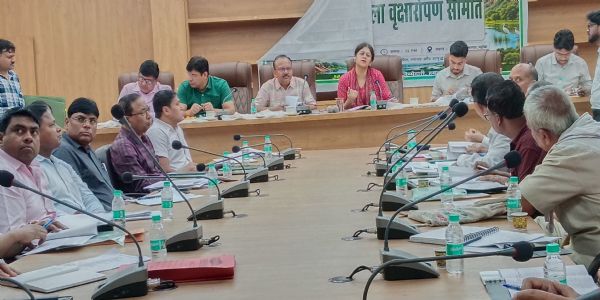 भूमि संरक्षण अनुभाग खेत-तालाब योजना जल्द करे पूर्ण : डीएम