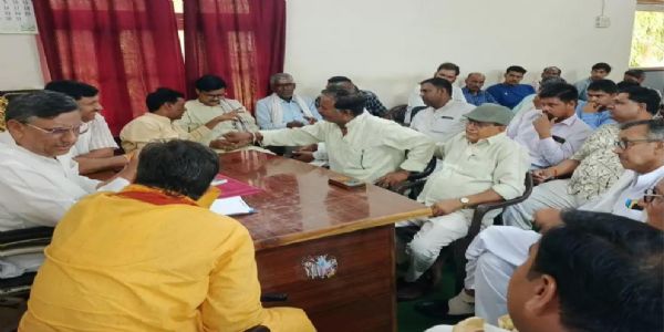 ग्राम पंचायतों की शेष धनराशि को गौशालाओं में गोवंशों के भरण-पोषण के निर्देश से प्रधानों में नाराजगी, विधायक से मिले