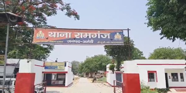 तेज रफ्तार कार लकड़ी के ढेर पर चढ़ी, युवक की मौत, परिजनों ने जताई हत्या की आशंका