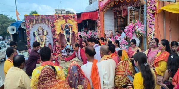 ग्राम देवी मंदिर में प्राण-प्रतिष्ठा महोत्सव पर प्रतिमाओं का नगर भ्रमण, निकली शोभायात्रा