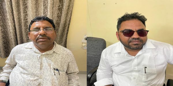 मंडी समिति के सचिव व कैरियर 10 हजार की रिश्वत लेते गिरफ्तार