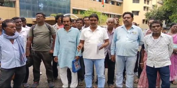 ठेका मजदूर संघ ने उपायुक्त को सौंपा ज्ञापन