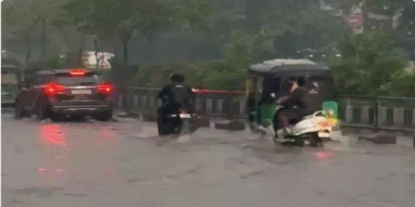 सूरत की एएनटीएम मार्केट में जलभराव, करोड़ों का माल बचाने के लिए जूझ रहे व्यापारी