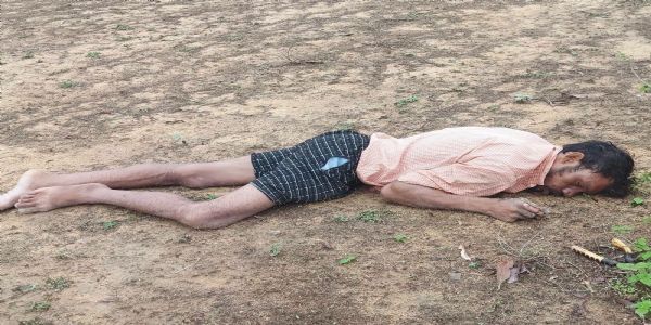 बिजली तार काटने के दौरान करंट लगने से युवक की मौत की आशंका, खंभे के नीचे मिला शव