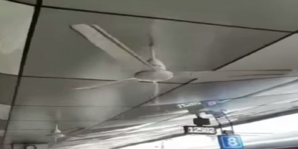 बनारस रेलवे स्टेशन में पंखों से टपकने लगा पानी, यात्रियों को हुई खासा परेशानी