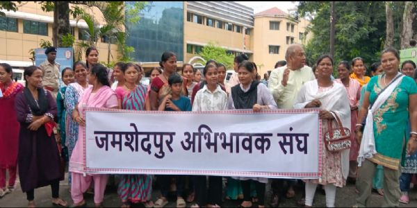 फीस नहीं देने पर छात्रा को नहीं मिला एडमिट कार्ड, अभिभावक संघ ने की कार्रवाई की मांग