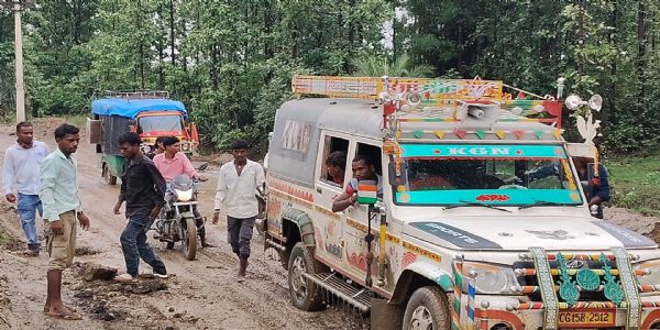 बलरामपुर : बारिश बनी मुसीबत, एनएच-343 पर कीचड़ में फंस रहे वाहन