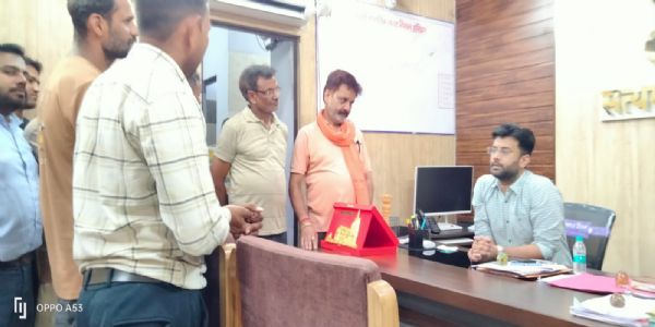 स्ट्रीट वेंडर्स ने 5 सूत्रीय मांगों को लेकर किया प्रदर्शन, नगर आयुक्त को सौंपा ज्ञापन