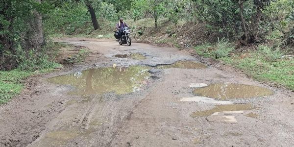 ढेलवाडीह–देवरी–बुंदेली मार्ग की बदहाल सड़क बनी मुसीबत, बारिश में बढ़ा हादसों का खतरा