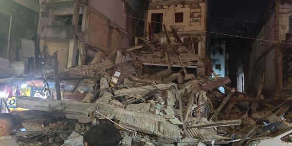 जबलपुर में बड़े फुहारा में पुरानी कपड़ा दुकान की इमारत ढही, बड़ा हादसा टला