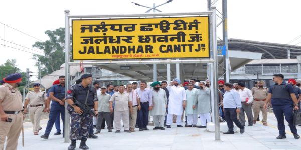 जालंधर में पुनर्विकसित जालंधर कैंट रेलवे स्टेशन का निरीक्षण करते केंद्रीय रेल राज्य मंत्री रवनीत सिंह बिट्टू। जालंधर में पुनर्विकसित जालंधर कैंट रेलवे स्टेशन का निरीक्षण करते केंद्रीय रेल राज्य मंत्री रवनीत सिंह बिट्टू।