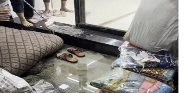 भारी बारिश से साड़ियों पानी मे डूबी भारी बारिश से साड़ियों पानी मे डूबी