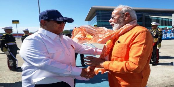 इंडोनेशिया के राष्ट्रपति प्राबोवो सुबियांतो बुधवार को हवाई अड्डे पर प्रधानमंत्री नरेन्द्र मोदी को विदा करते हुए इंडोनेशिया के राष्ट्रपति प्राबोवो सुबियांतो बुधवार को हवाई अड्डे पर प्रधानमंत्री नरेन्द्र मोदी को विदा करते हुए