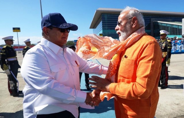 इंडोनेशिया के राष्ट्रपति प्राबोवो सुबियांतो बुधवार को हवाई अड्डे पर प्रधानमंत्री नरेन्द्र मोदी को विदा करते हुए