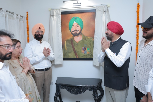 दिल्ली के पर्यावरण मंत्री मनजिंदर सिंह सिरसा ने बुधवार को राजौरी गार्डन में वीर चक्र से सम्मानित कर्नल अमरिक सिंह के पोर्ट्रेट का अनावरण करते हुए
