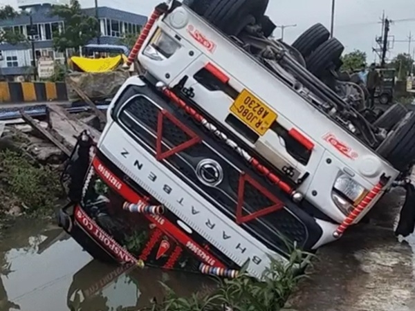 उज्जैन में सड़क धंसने से नाले में पलटा सीमेंट से भरा ट्राला