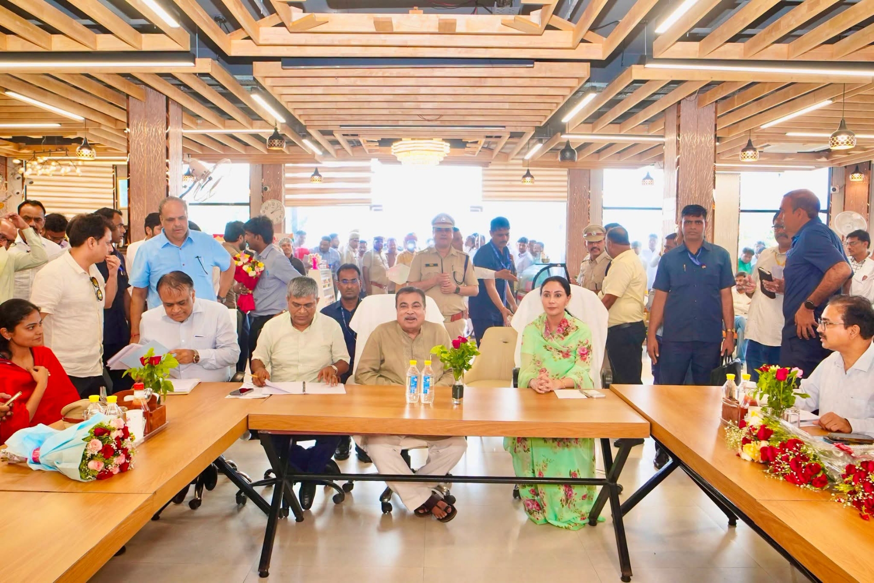 अलवर. अधिकारियो की बैठक लेते केंद्रीय मंत्री. अलवर. अधिकारियो की बैठक लेते केंद्रीय मंत्री.
