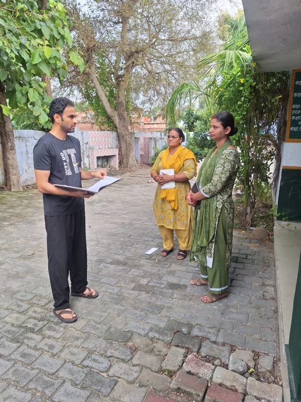 फोटो जिलाधिकारी निरीक्षण करते