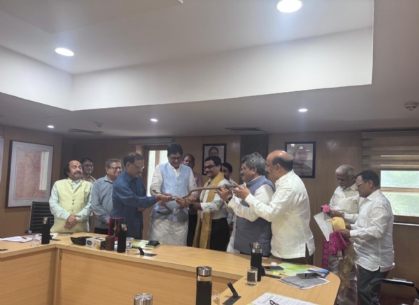 दिल्ली विकास प्राधिकरण उपाध्यक्ष एन सरवण कुमार से बुधवार को दिल्ली धार्मिक महासंघ के पदाधिकारियों मिलते हुए