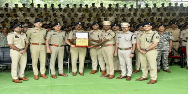 बस्तर संभाग के तत्कालीन पुलिस महानिरीक्षक पी. सुंदरराज तथा वर्तमान आईजी बद्रीनारायण मीना पुरस्कृत करते बस्तर संभाग के तत्कालीन पुलिस महानिरीक्षक पी. सुंदरराज तथा वर्तमान आईजी बद्रीनारायण मीना पुरस्कृत करते