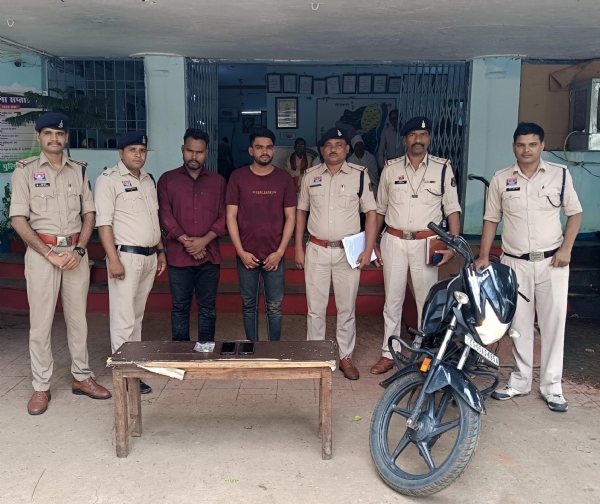 पुलिस गिरफ्त में आरोपित। पुलिस गिरफ्त में आरोपित।