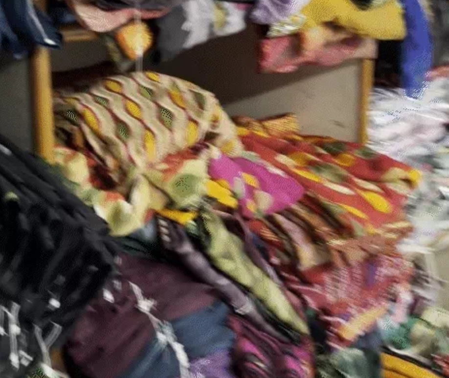 बारिश से साड़ियों को नुकशान बारिश से साड़ियों को नुकशान