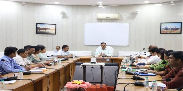 शिकायतों एवं प्रकरणों के निराकरण को सर्वोच्च प्राथमिकता दें अधिकारी : संभागायुक्त शर्मा