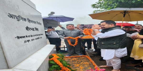 पूर्व मुख्यमंत्री वीरभद्र सिंह की पुण्यतिथि पर दी श्रद्धांजलि