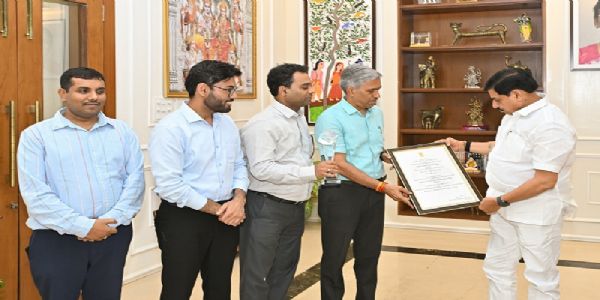 मप्रः मुख्यमंत्री से मिले नगरीय विकास विभाग के अधिकारी, ई-गवर्नेंस पुरस्कार मिलने की दी जानकारी