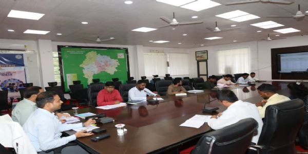 लंबित योजनाओं को प्राथमिकता के आधार पर करें पूरा : उपायुक्त