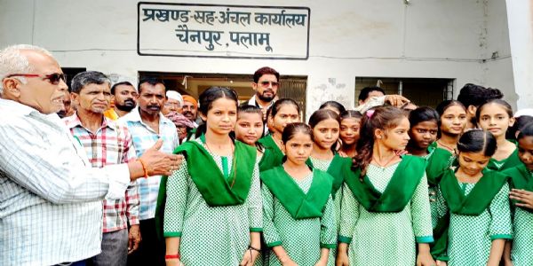 विद्यालय की जमीन पर उग्रवादियों को बसाने का विरोध, छात्रों ने घेरा अंचल कार्यालय
