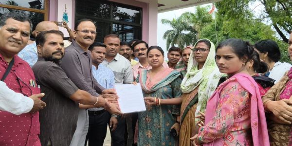 अनूपपुर: शिक्षक पात्रता परीक्षा से मुक्त रखने और विधायी संरक्षण देने की मांग, शिक्षक संघ ने सांसद को सौंपा ज्ञापन