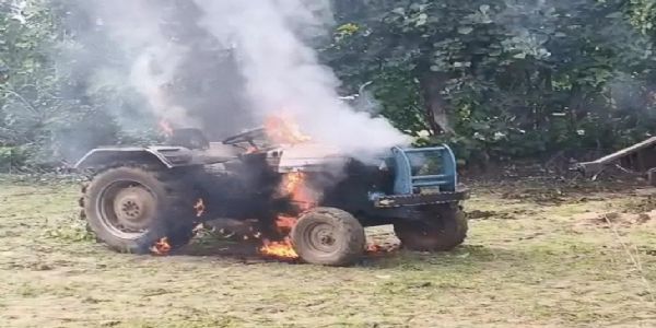 शहडोल: अवैध रेत परिवहन करते ट्रैक्टर ने युवक को कुचला, ग्रामीणों ने आग लगाई